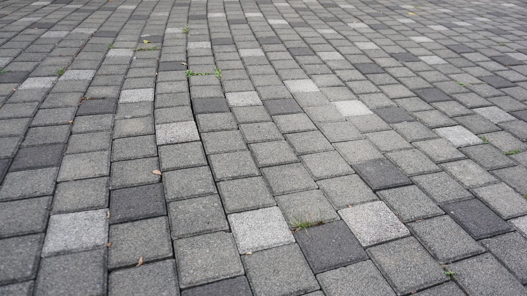 Stengång med plattor