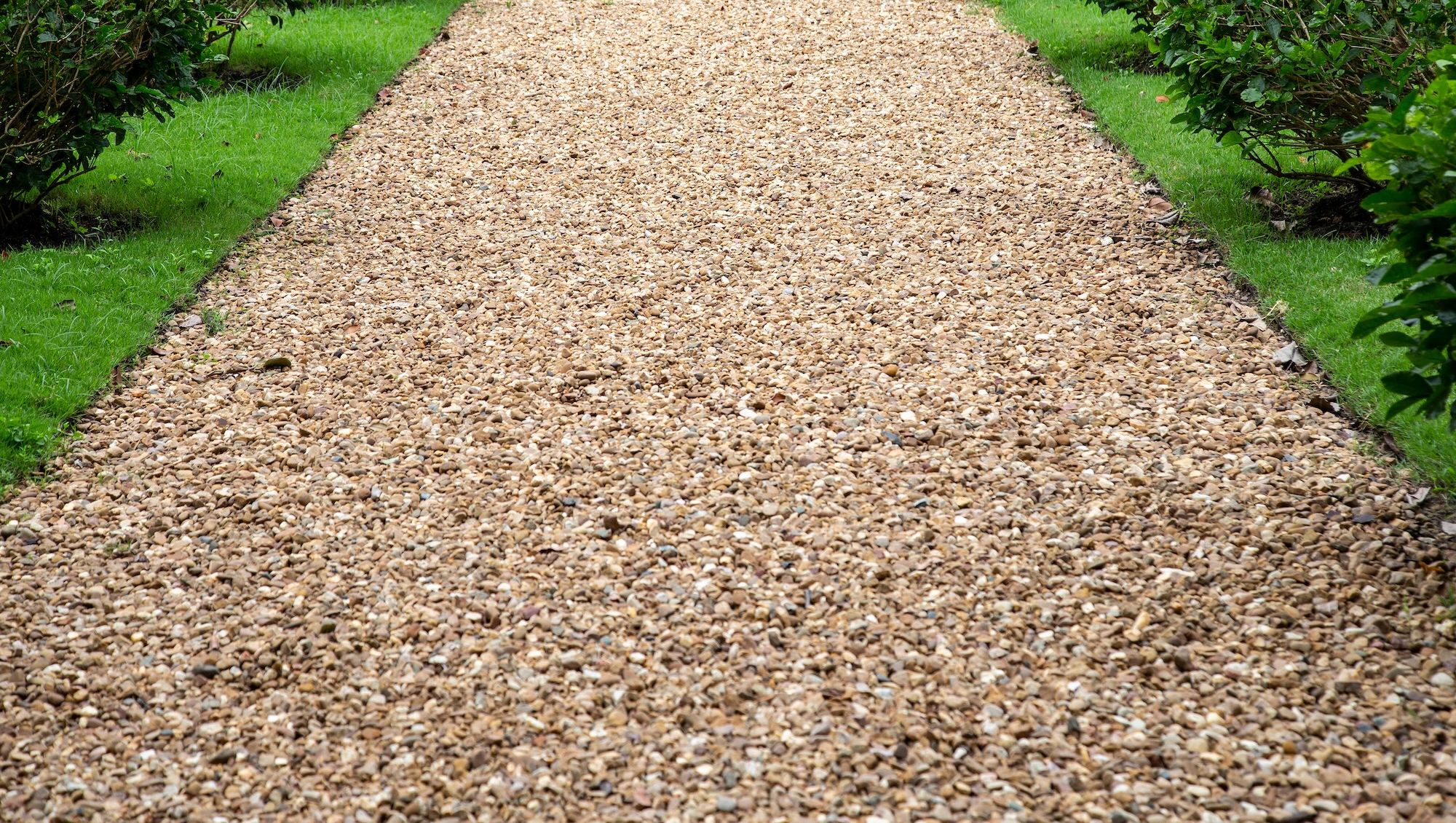 Grusgång i trädgård