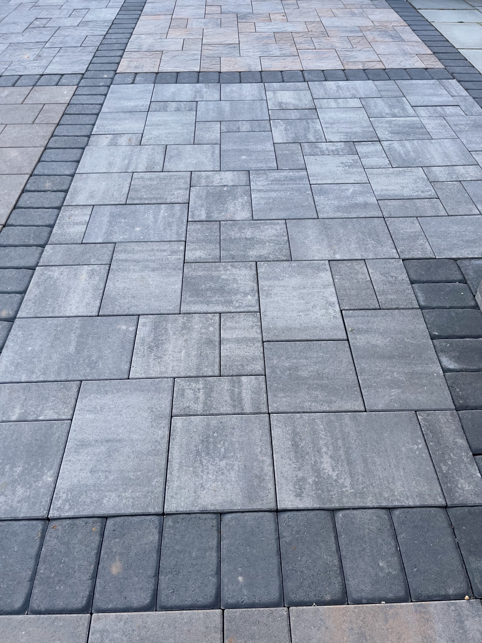 Stenlagd gång med plattor, lila blommor